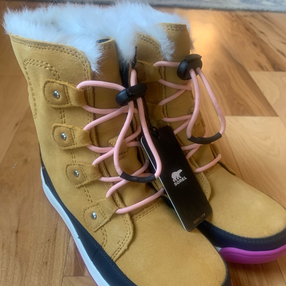 Brand New! Sorel Youth Whitney 2 Joan Boot. Never worn with tags and box